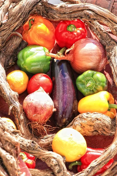 Корзина с овощами — стоковое фото