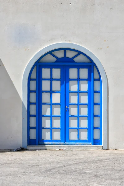 Porta azul típica na ilha de Santorini — Fotografia de Stock