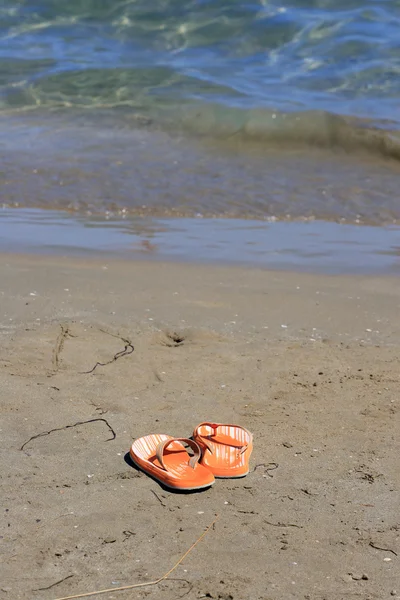Flip flop sandały na plaży — Zdjęcie stockowe