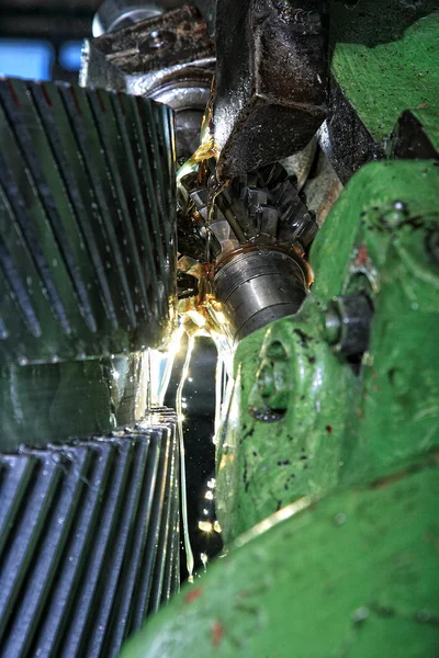 Máquina con refrigerante para trabajar el metal — Foto de Stock