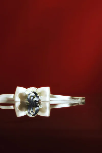 Anéis de casamento de prata ou titânio — Fotografia de Stock