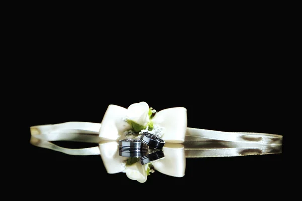 Gümüş veya titanyum nikah yüzükleri — Stok fotoğraf
