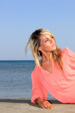 Sahilde poz veren kadın.