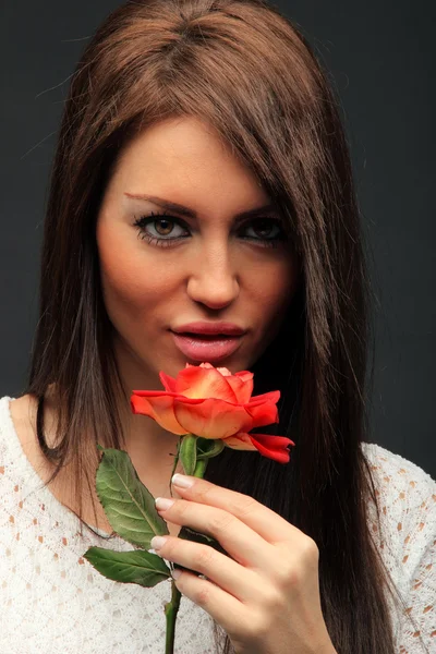 Όμορφα μακριά μαλλιά μελαχρινή γυναίκα με λουλούδι — Φωτογραφία Αρχείου