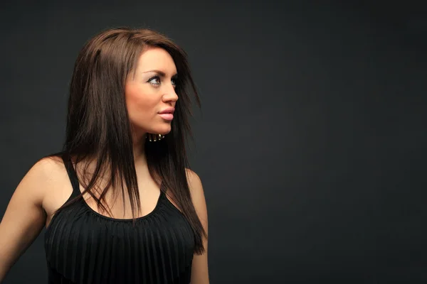 Vacker lång hår brunett kvinna porträtt — Stockfoto
