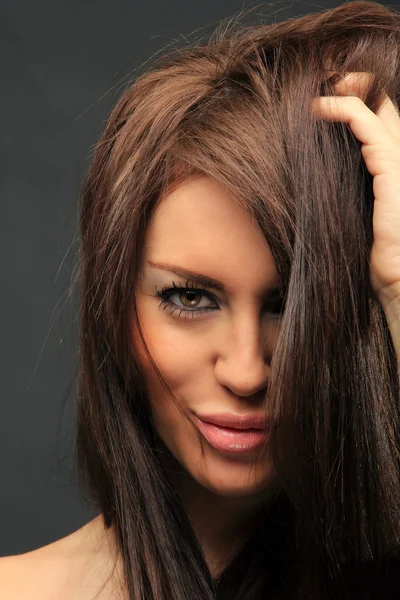 Bei capelli lunghi bruna donna ritratto — Foto Stock