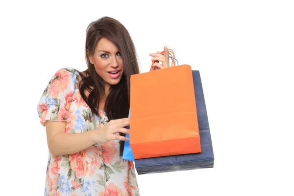 Retrato de uma jovem mulher deslumbrante carregando sacos de compras — Fotografia de Stock