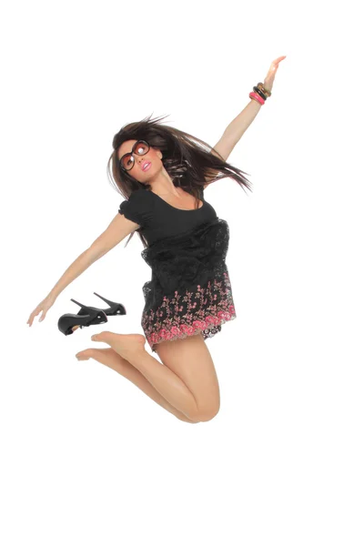 Porträtt av en ganska ung kvinna hoppa i glädje — Stockfoto