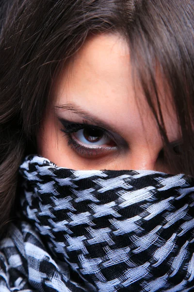 Vrouw met een sjaal — Stockfoto