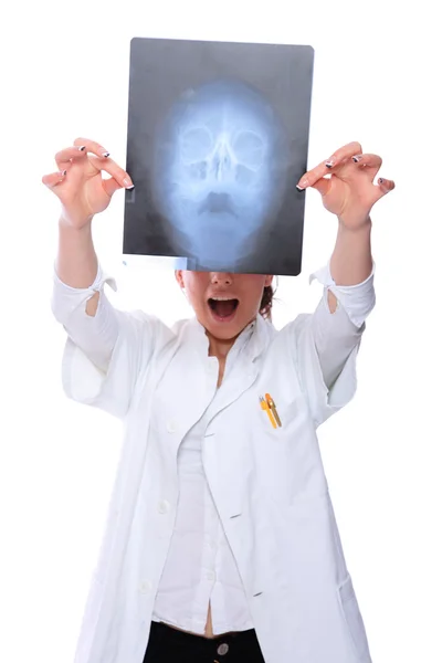 Жінка-лікар дивиться на рентгенівський знімок — стокове фото