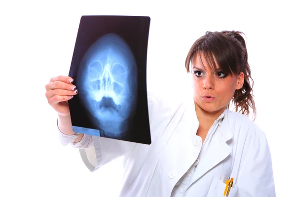 Ärztin schaut sich ein Röntgenbild an — Stockfoto