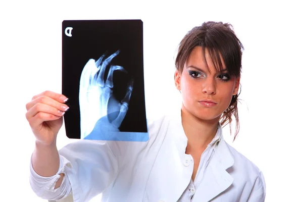 Médica a olhar para um raio-X — Fotografia de Stock