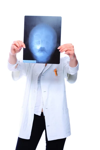 医生看着 x 射线图像. — 图库照片