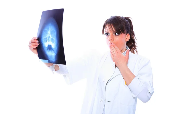 Doktor při pohledu na x-ray snímky. — Stock fotografie