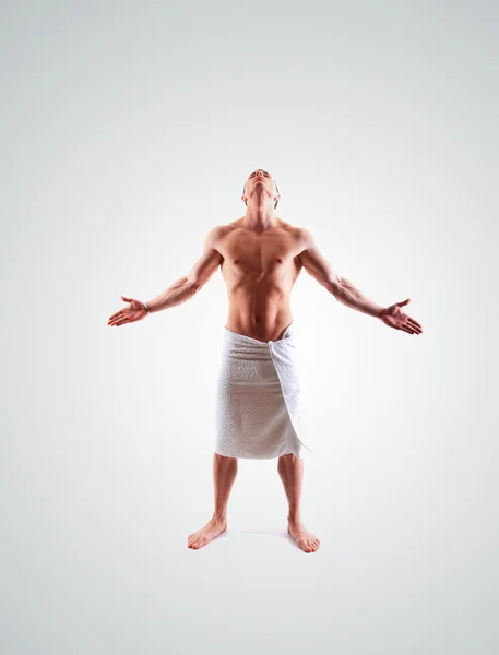 Muscular man in towel. — Stock Photo, Image