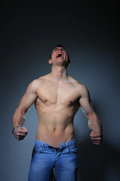 Muscle man scream — Stockfoto