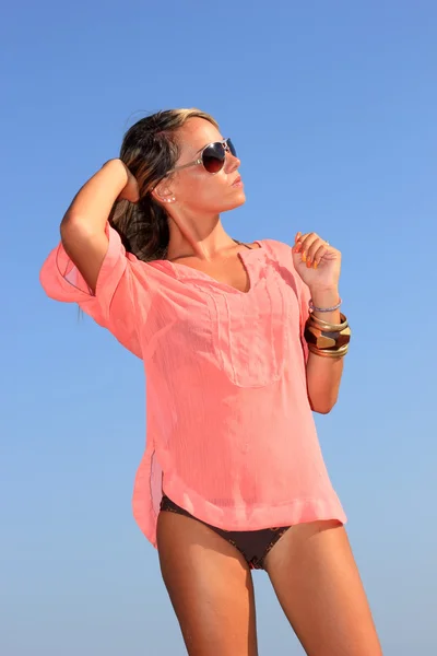 Vrouw poserend op het strand — Stockfoto