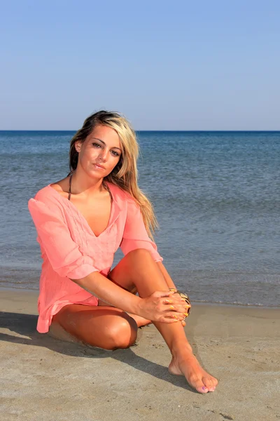 Femme posant sur la plage — Photo