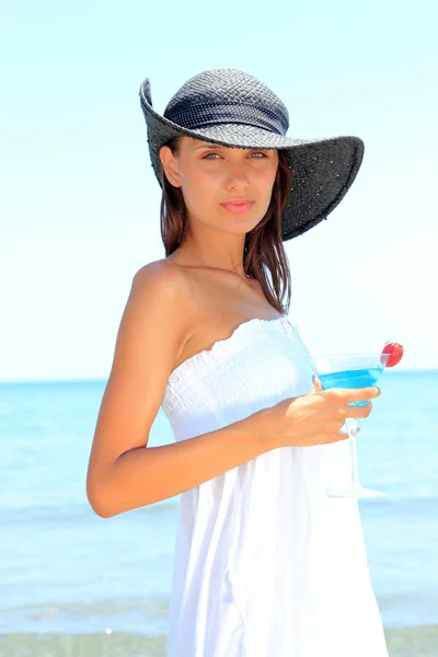 Mooi meisje op het strand met cocktail — Stockfoto