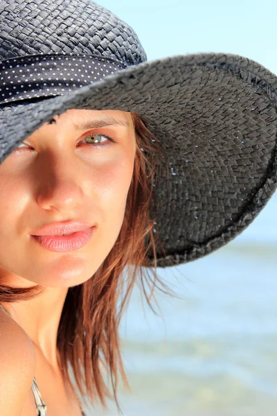 Фото красивої жінки на пляжі — стокове фото