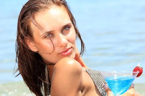 カクテルをビーチで美しい少女 — ストック写真