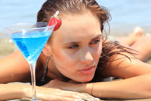鸡尾酒与海滩上的漂亮女孩 — 图库照片
