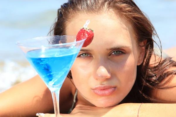 Красивая девушка на пляже с коктейлем — стоковое фото