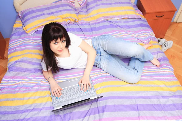 Menina adolescente na cama — Fotografia de Stock
