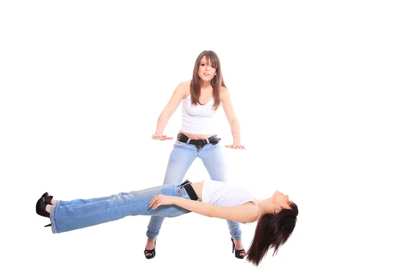 Kvinnan utför levitation — Stockfoto