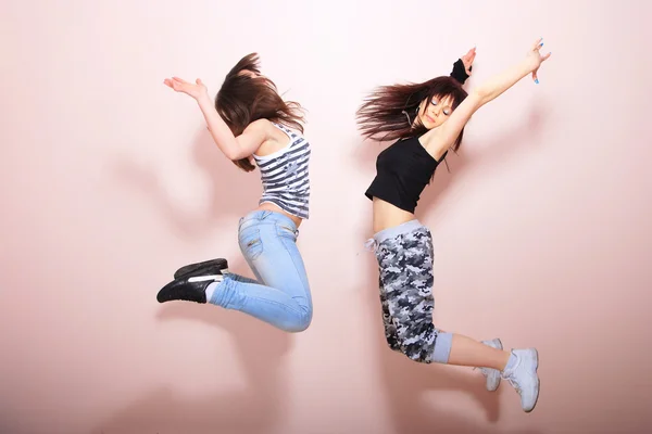 Две красивые девушки прыгают — стоковое фото