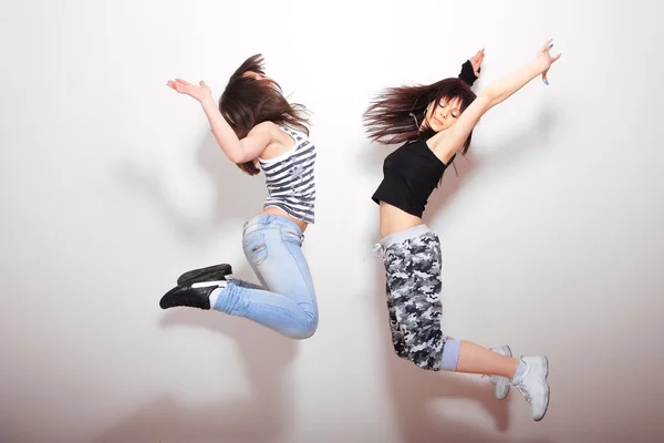 Две красивые девушки прыгают — стоковое фото
