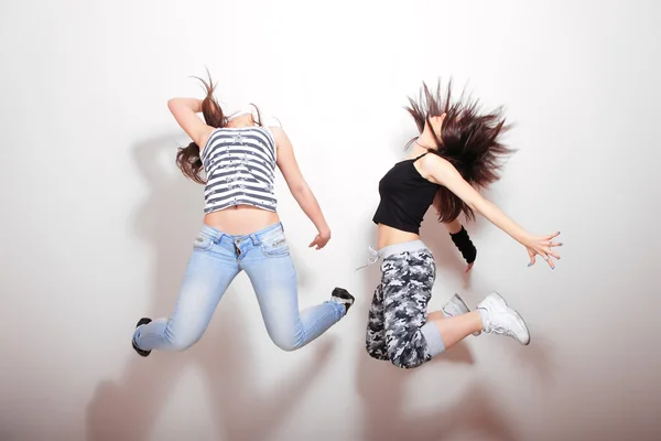 Дві красиві дівчата стрибають — стокове фото
