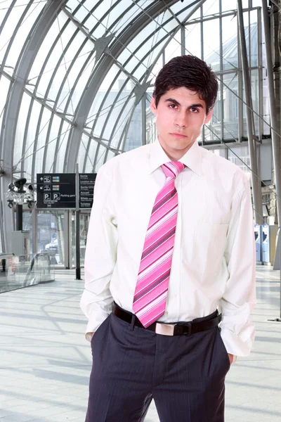 Un joven hombre de negocios guapo —  Fotos de Stock