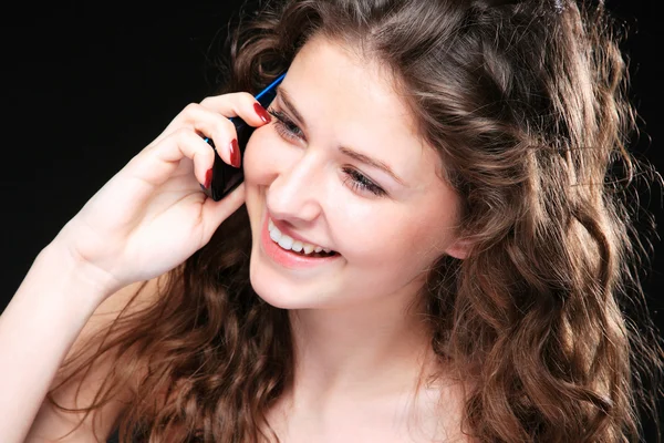 Porträt einer Glamour-Frau am Telefon — Stockfoto