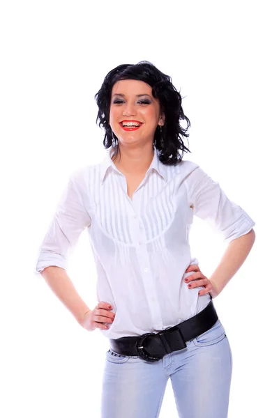 Uśmiechnięta młoda kobieta ubrana w białą bluzkę — Zdjęcie stockowe