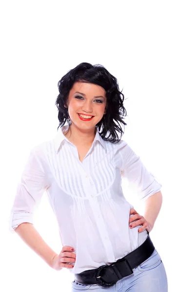 Jeune femme souriante portant une chemise blanche — Photo