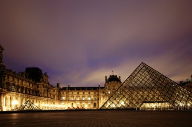 Paris - 8 Ocak 2012: Closeup Louvre piramit