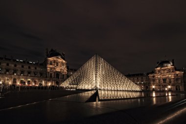 Paris - 8 Ocak: louvre Müzesi, paris, Fransa, alacakaranlıkta