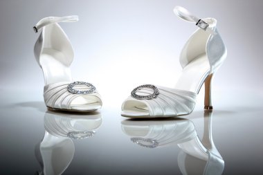 Şık düğün ayakkabıları.