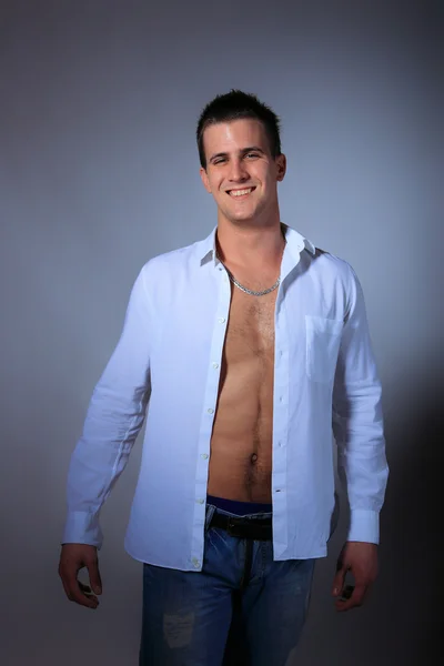 Unbuttoned 셔츠와 함께 젊은 남자 — 스톡 사진