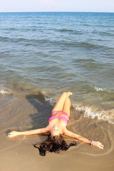 Vrouw poserend op het strand — Stockfoto