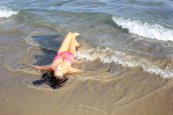 Nő pózol a parton — Stock Fotó