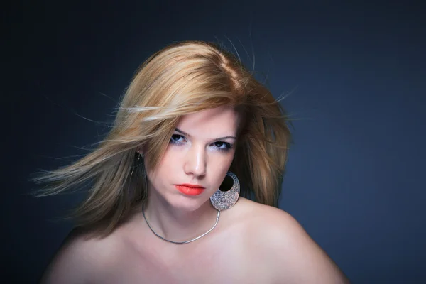Jeune femme blonde portrait de beauté — Photo