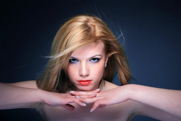 Mladá blondýnka krása portrét — Stock fotografie