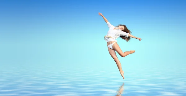 Frau springt ins Wasser — Stockfoto