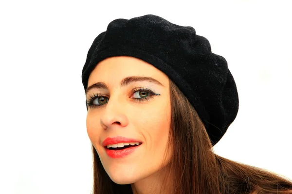 Portret van mooi meisje draagt een baret — Stockfoto