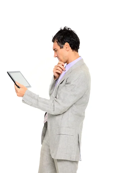 Jeune homme d'affaires debout utilisant une tablette — Photo