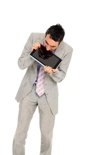 Jovem homem de negócios de pé usando um tablet — Fotografia de Stock