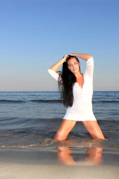 Woman posing on the beach — Stock Photo, Image