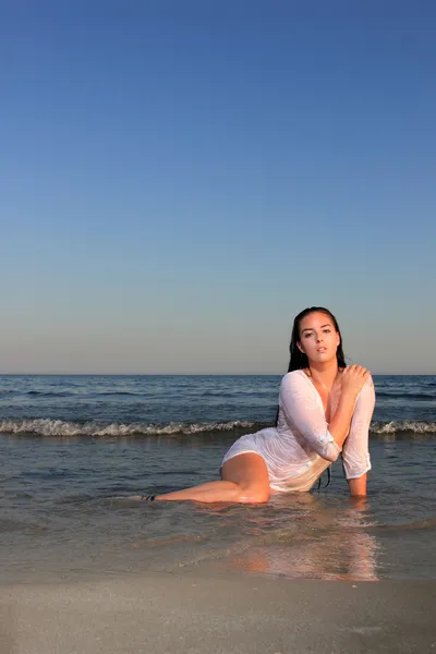 Kvinnan poserar på stranden — Stockfoto